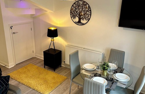 Bordesley House | Modern 5 Bedroom Central House With Wifi