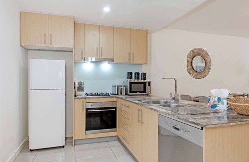 Wolli Creek Apartment | MetaWise Modern 2Bed Easy Airport Train Access