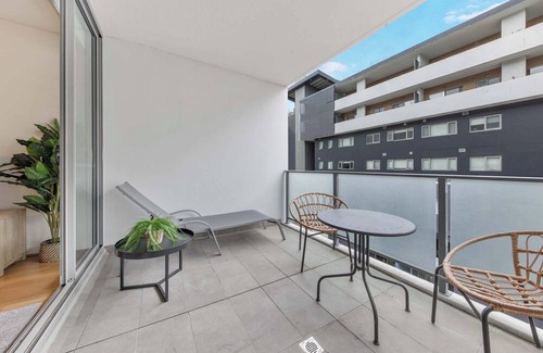 Wolli Creek Apartment | MetaWise Modern 2Bed Easy Airport Train Access