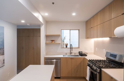 Outer Richmond Apartment | NEW! Spacious Getaway wPrivate Deck Close to Beach