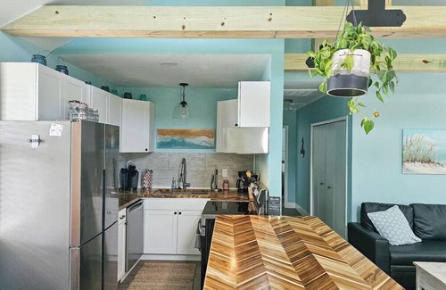 Dunedin House | Blue Bungalow: 2/2 SFH w fenced in yard