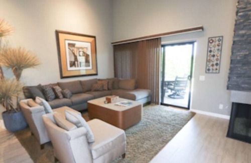 The Rose Garden Condo | Chic 2-bedroom condo with WiFi, AC in Palm Springs