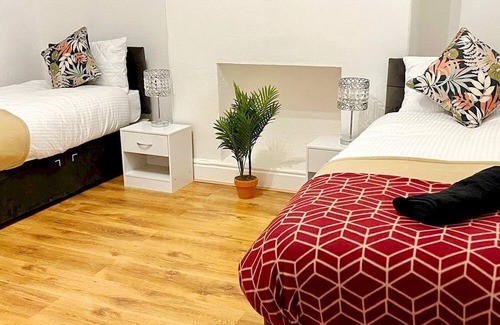 Manchester House | Pass the Keys | Free Parking Close To Manc Perfect For Long Term