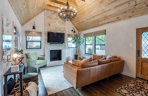 McKinney Cottage | Completely renovated modern cottage near downtown McKinney.