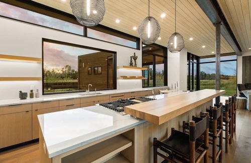 Bozeman House | Unparalleled Bozeman estate with river frontage to the Gallatin River.