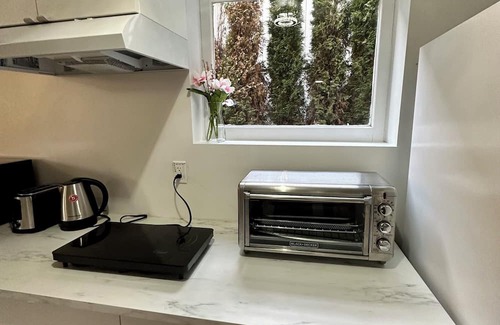 North Vancouver House | Charming 1-bedroom basement suit in lovely North Vancouver with WiFi