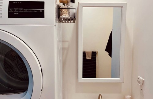 Salem House | Cozy 1-bedroom water-view apartment in Salem