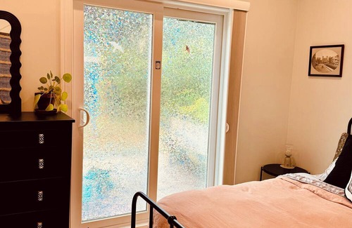 Salem House | Cozy 1-bedroom water-view apartment in Salem