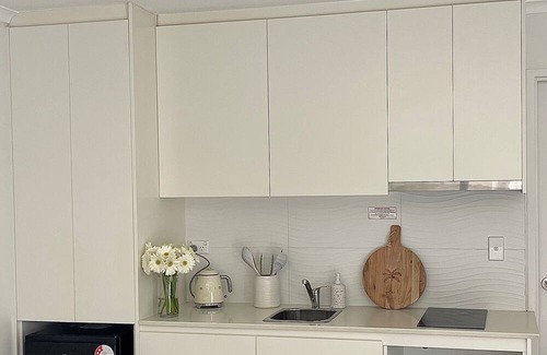 Bellevue Hill Apartment | Beach access, cafes, restaurants and coastal walks