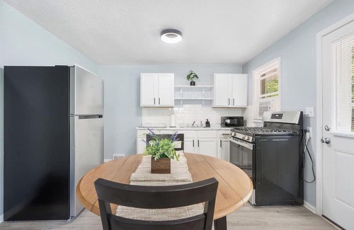 Peoria Apartment | Greenwood Lodge-1: Walk to Peoria Zoo, Drive-In Garage Included