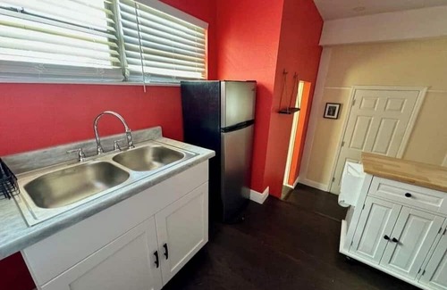 Tarpon Springs Apartment | Sponge Docks. Charming, renovated, large studio, in Historic Tarpon Springs.