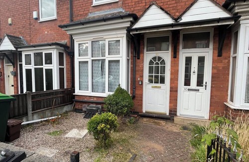 Smethwick House | Cosy 3BDR Family house|Garden|Parking|Wifi|2 Smart TVS