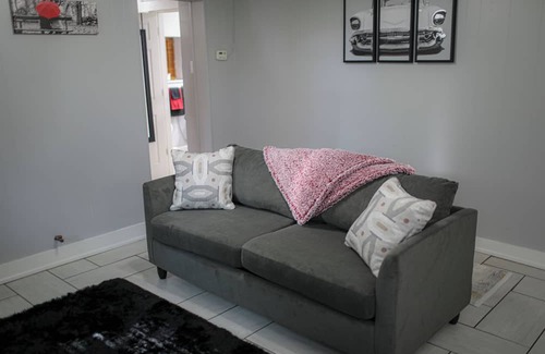 Springfield Apartment | Charming 1-bedroom apartment with WiFi, AC in lovely Springfield