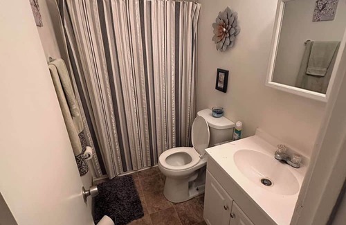 Riverview Apartment | Charming One Bedroom KCK Apartment - Cold AC - WiFi - Clean & Affordable!