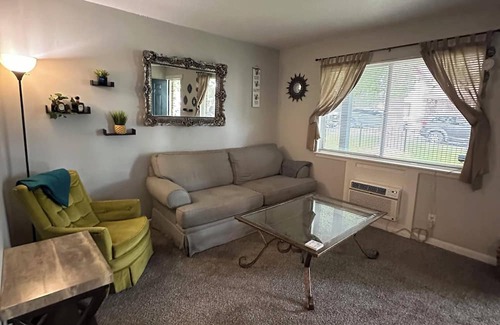 Riverview Apartment | Charming One Bedroom KCK Apartment - Cold AC - WiFi - Clean & Affordable!