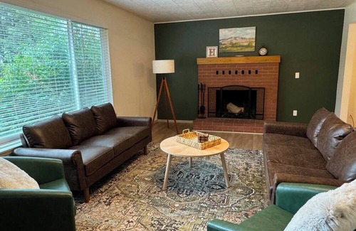 Grants Pass House | Hop Yard Cottage - Safe & Comfy Mid-term Furnished 30-day min.