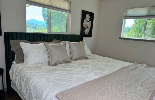 Grants Pass House | Hop Yard Cottage - Safe & Comfy Mid-term Furnished 30-day min.