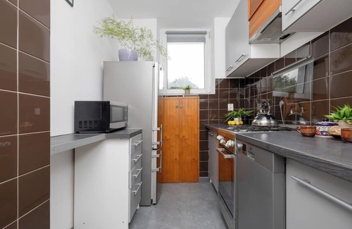 Saska Kepa Apartment | Apartment With Balcony by Renters