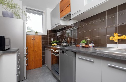 Saska Kepa Apartment | Apartment With Balcony by Renters