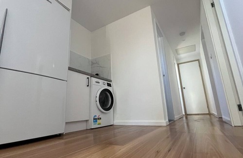 Florey House | New and cozy entire 3 bedroom guesthouse free parking