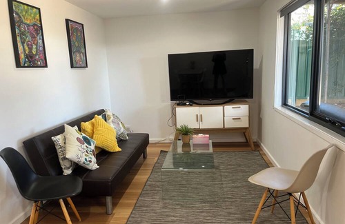 Florey House | New and cozy entire 3 bedroom guesthouse free parking