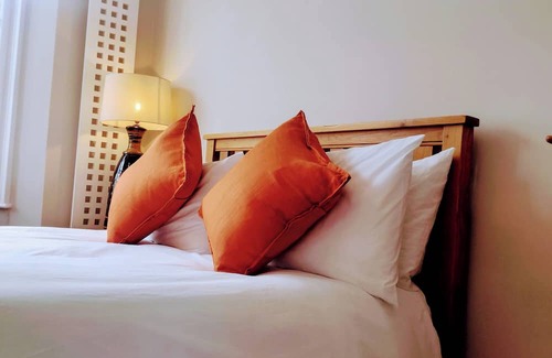 Charlton Apartment | Cosy garden flat in Greenwich, London (near O2 Arena).