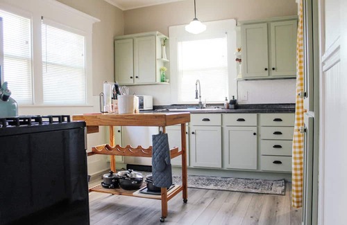 Van Buren House | The Honey House - Walk to Downtown and Train