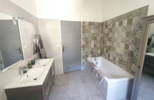 Quartier des Espesses House | Villa with swimming pool 5 minutes from Nîmes town center.