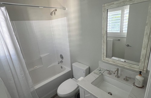 Valencia House | Room in Santa Clarita