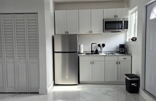 Sunrise Apartment | Cozy studio with Independent entrance and WiFi in lovely Sunrise.