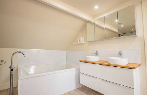 Quedgeley House | Guest Homes | Quinton House