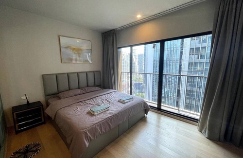 Khlong Tan Apartment | High Condo with Balcony & King Bed in Phrom Phong