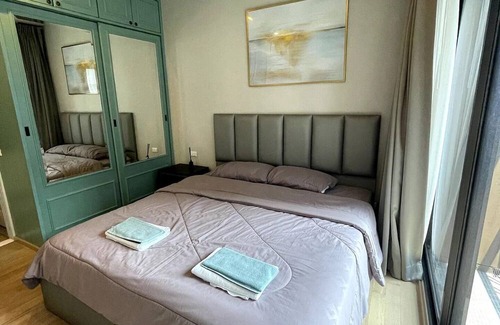 Khlong Tan Apartment | High Condo with Balcony & King Bed in Phrom Phong