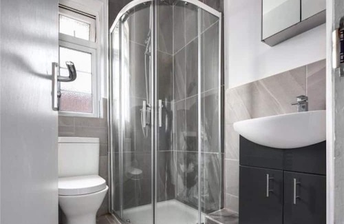 Tower Hamlets House | Limehouse Townhomes Modern 4-bedroom 3-bathroom Townhomes with Private Gardens