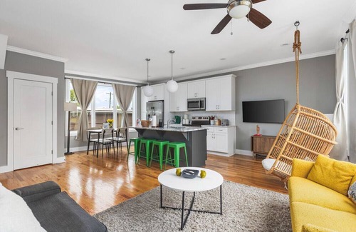 Katie Hill Neighborhood House | FREE Parking, Rooftop Views