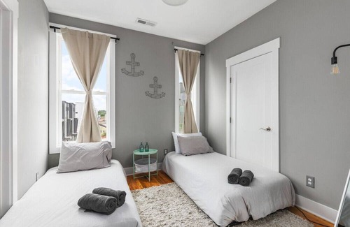 Katie Hill Neighborhood House | FREE Parking, Rooftop Views
