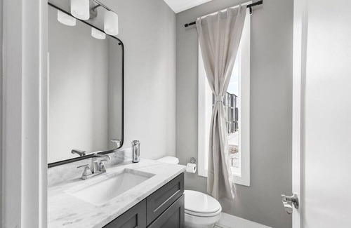 Katie Hill Neighborhood House | FREE Parking, Rooftop Views