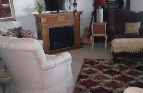 Oneonta House | A French Flair: 3bedroom/2bath Ranch home w/WiFi & AC-Sleeps 10