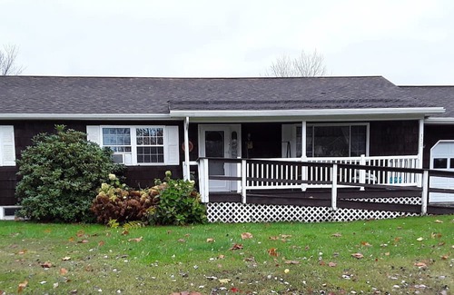 Oneonta House | A French Flair: 3bedroom/2bath Ranch home w/WiFi & AC-Sleeps 10