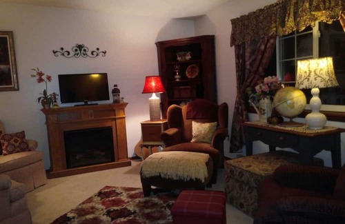 Oneonta House | A French Flair: 3bedroom/2bath Ranch home w/WiFi & AC-Sleeps 10
