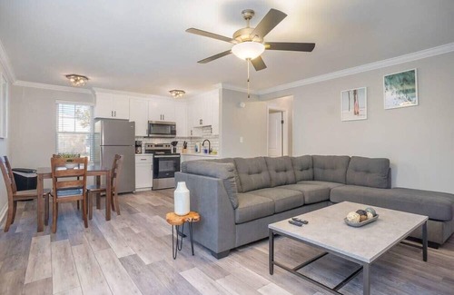 Bayview Apartment | Hillside Cove - Helm Suite