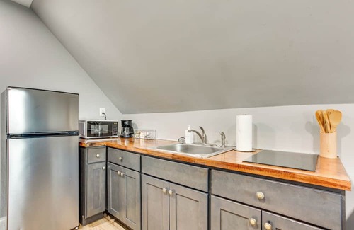 Elizabeth Apartment | Cozy Elizabeth Apartment: 3 Mi to Newark Airport!
