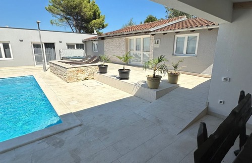 Gregovica Villa | Villa with pool and whirlpool