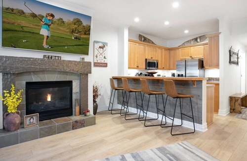Avon Condo | Modern Condo Across the Street from Ski Resort! Tons of Amenities