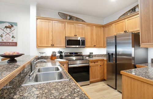 Avon Condo | Modern Condo Across the Street from Ski Resort! Tons of Amenities