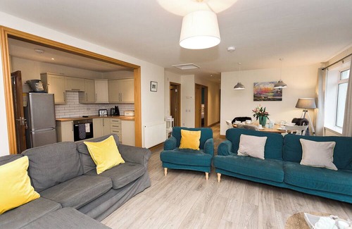 Gatehouse-of-Fleet Cottage | Fantastic three bedroom cottage offering open plan living, with hot tub.