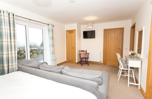 Gatehouse-of-Fleet Cottage | Fantastic three bedroom cottage offering open plan living, with hot tub.