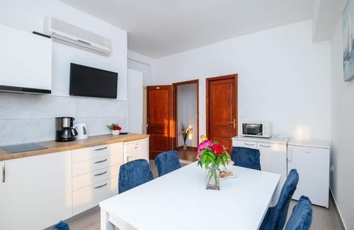 Komolac Apartment | Three bedroom apartment with terrace Mokošica, Dubrovnik (A-23230-b)