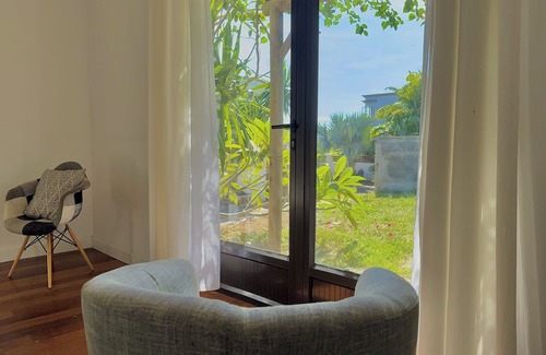 Albion House | Cozy 2-bedroom house 2-min drive from the beach