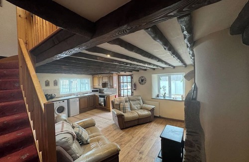 Camelford House | Haycombe Cottage at Haycombe Farm Livery Sleeps 6